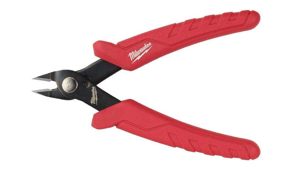 Cleste Milwaukee pentru electricieni, cap inclinat, maner cu arc, 4932499024
