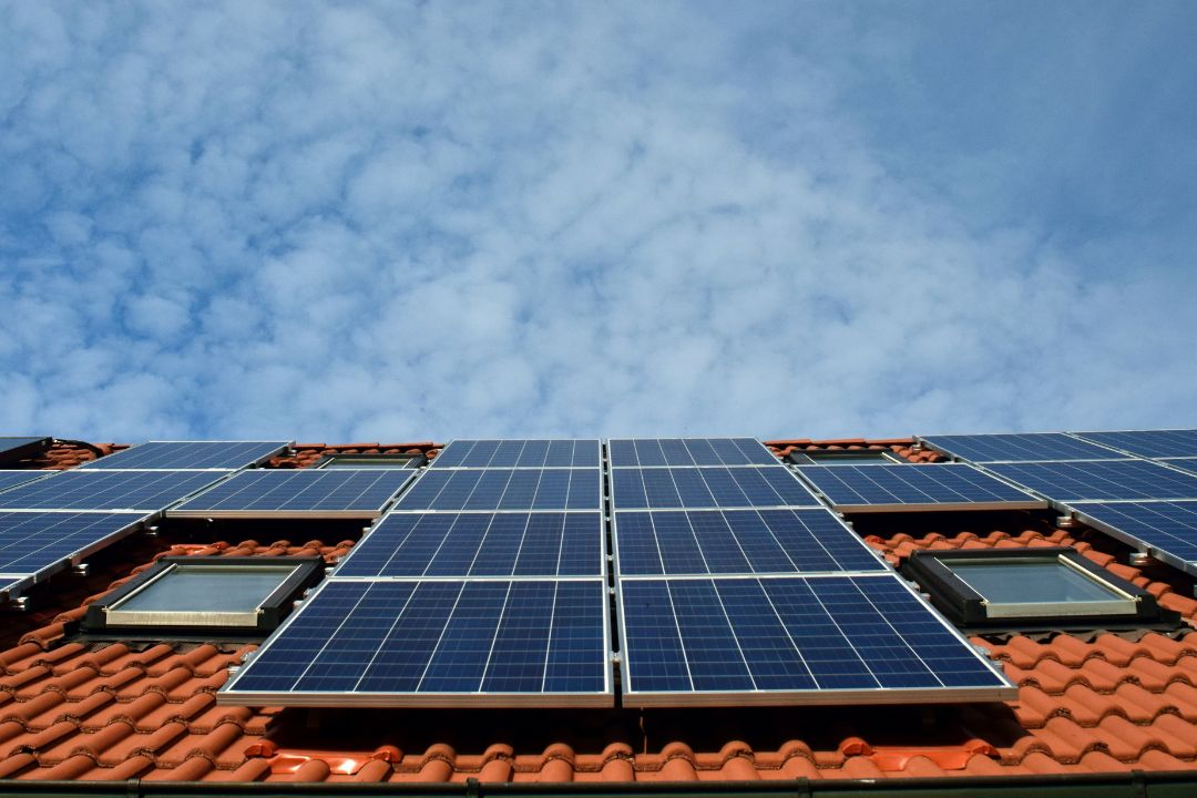 energia verde - panouri fotovoltaice montate pe coaprisul unei cladiri