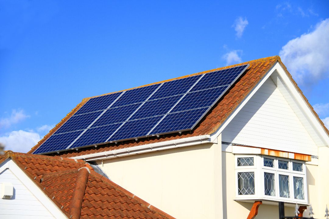 Casa cu sistem fotovoltaic instalat 8KW 