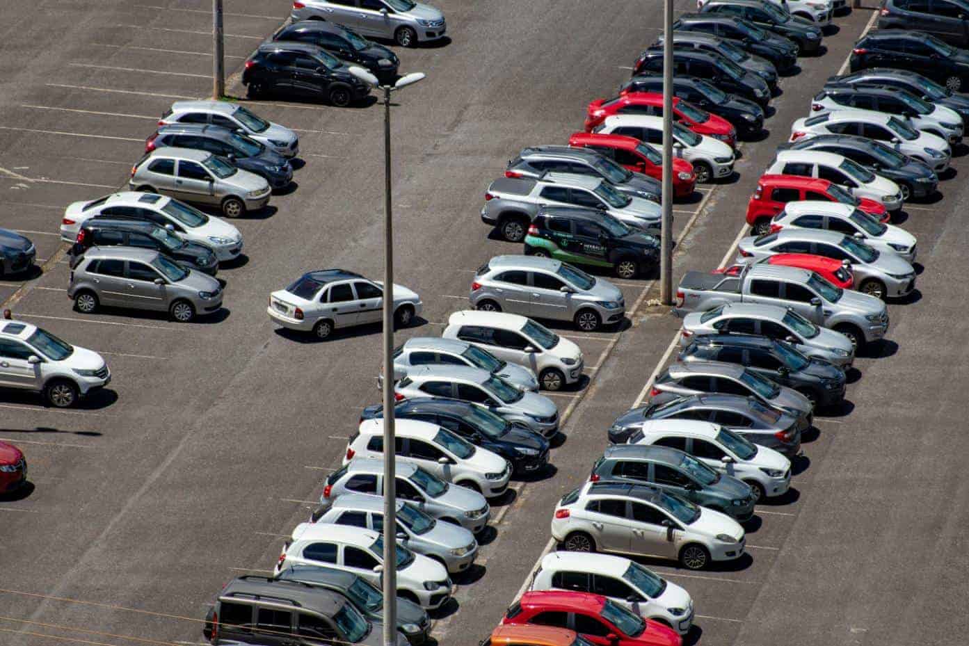 Amenajare parcare auto - masini, parcare, masina alba care paraseste parcarea