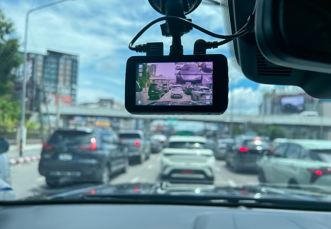 Camera auto in trafic urban