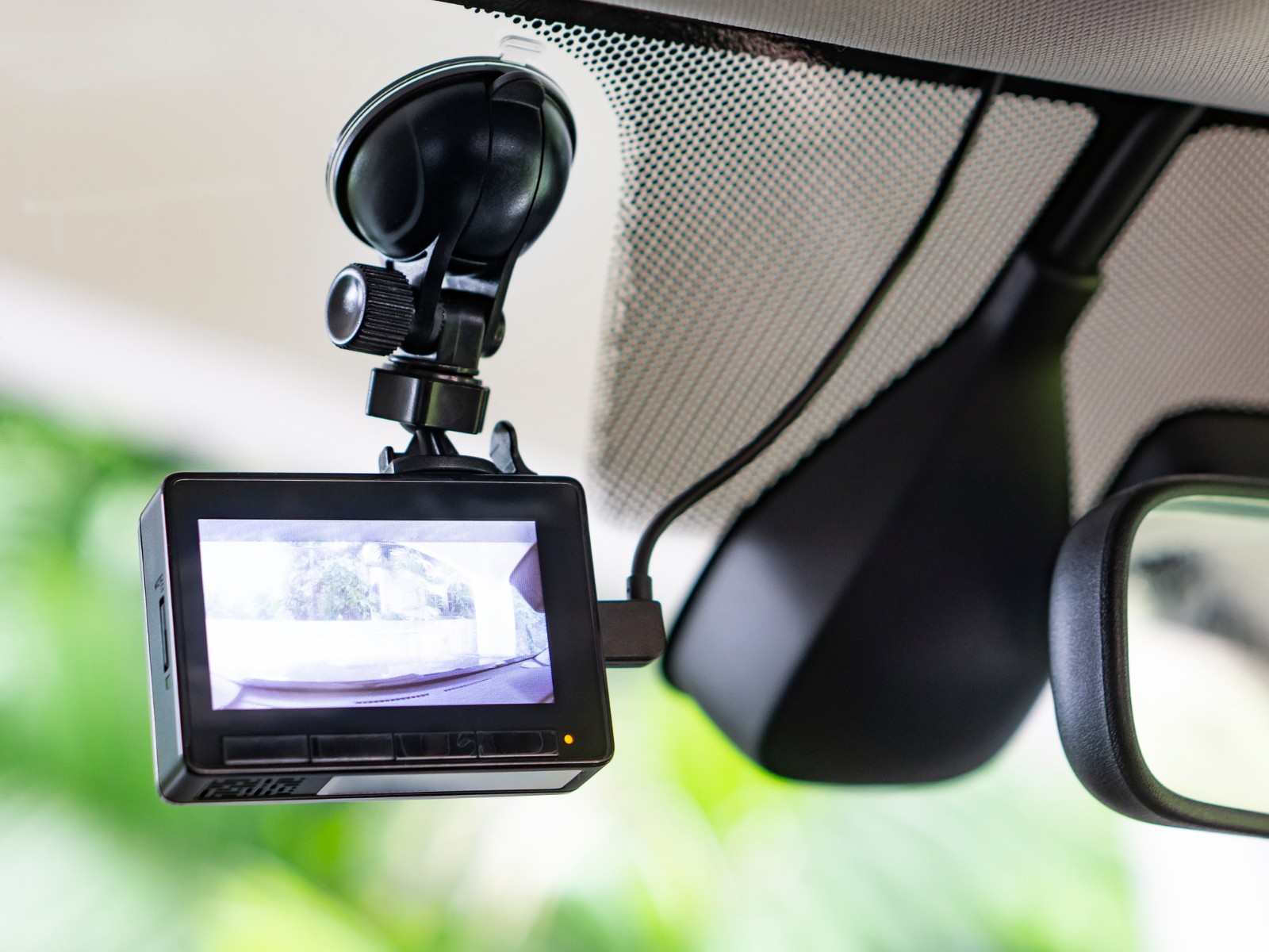 Camera de bord montata pe parbriz in spatele oglinzii retrovizoare