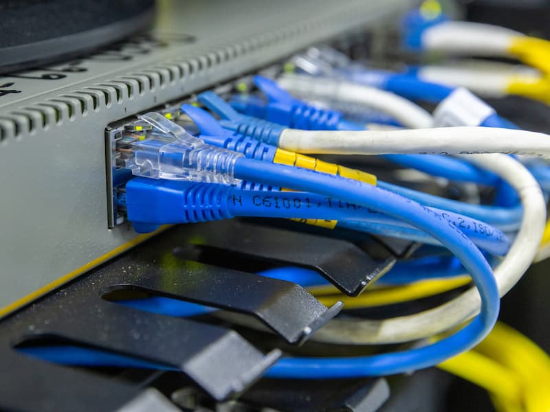 Conectare cablu internet la echipament de retea