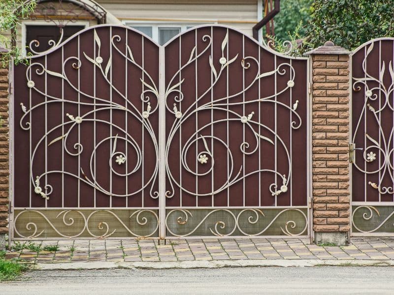 Model de poarta metalica clasica pentru proprietate rezidentiala