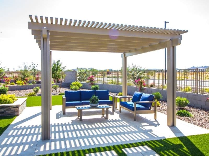 Pergola decorativa din lemn pentru gradina unei locuinte private