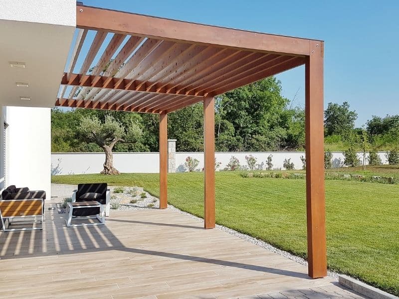 Pergola din lemn montata in gradina unei locuinte moderne