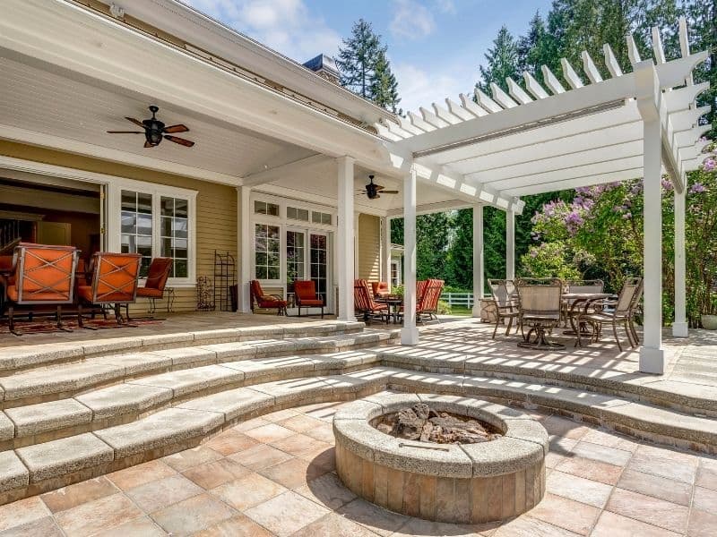 Pergola din lemn pentru terasa acoperita in spatiu rezidential