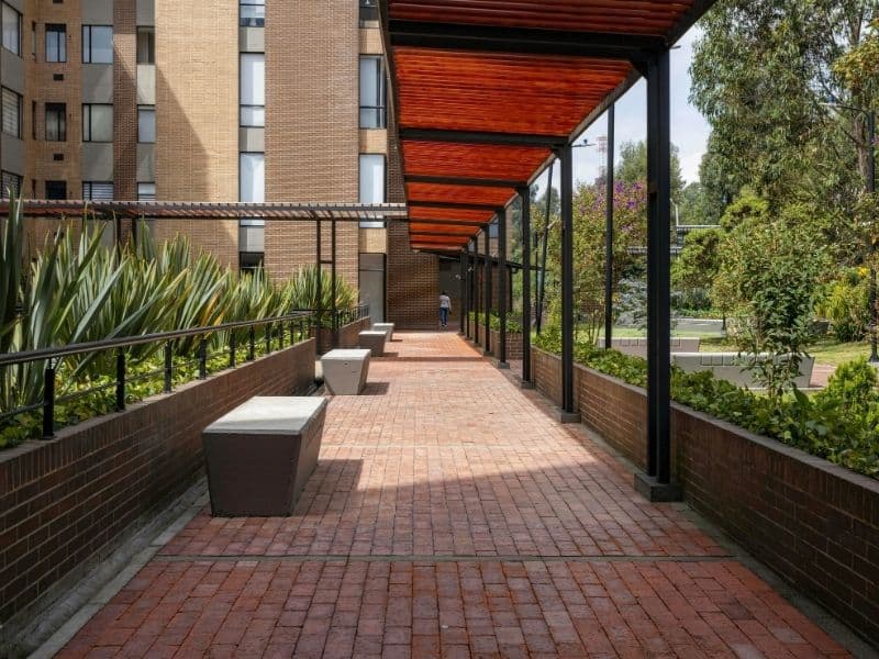 Pergola din metal pentru spatiu exterior rezidential bine amenajat