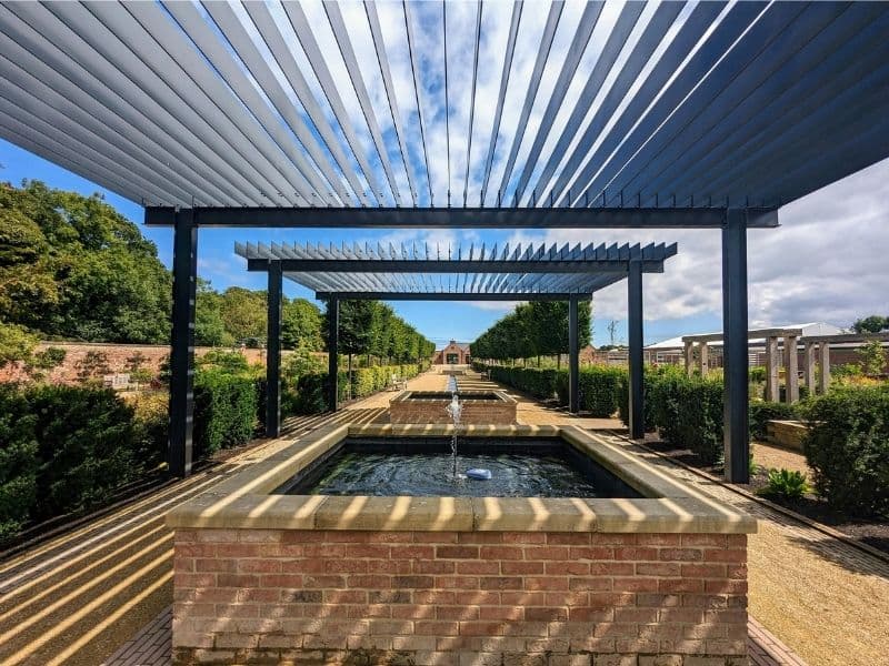 Pergola din metal pentru zona de relaxare din parc