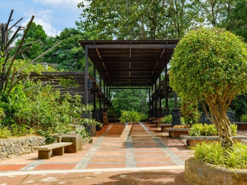 Pergola gradina in curtea unei case rezidentiale