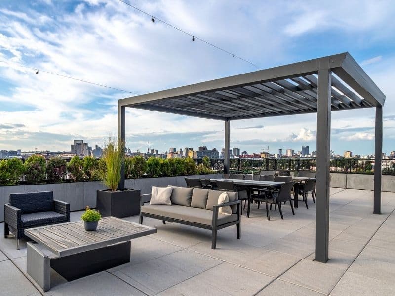 Pergola metalica eleganta pentru amenajarea terasei exterioare