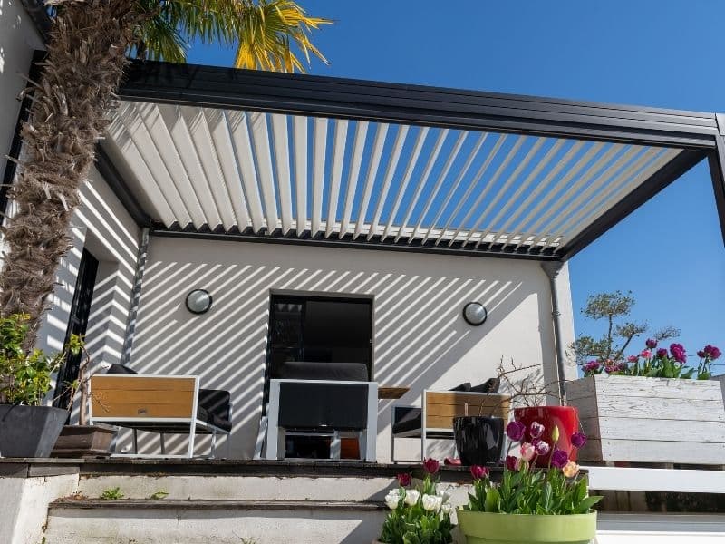 Pergola metalica moderna pentru terasa unei case rezidentiale