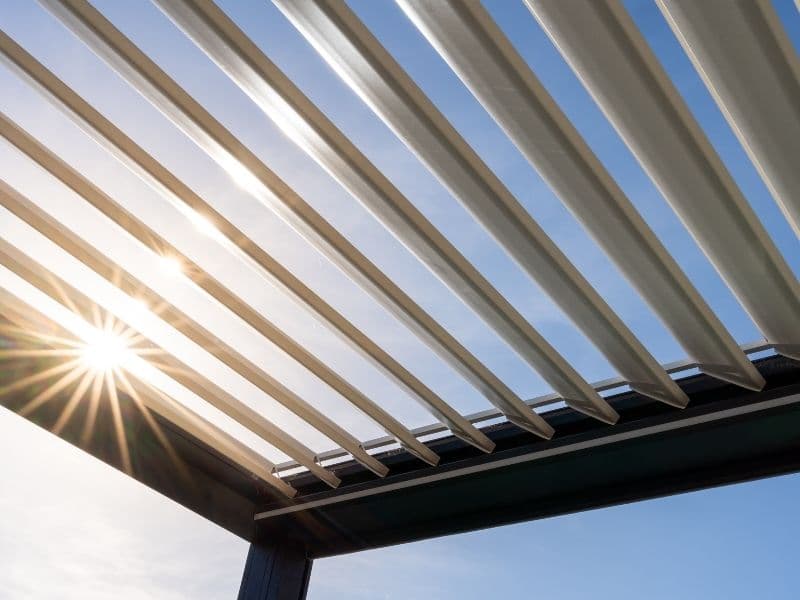 Pergola metalica pentru gradina casei cu aspect contemporan