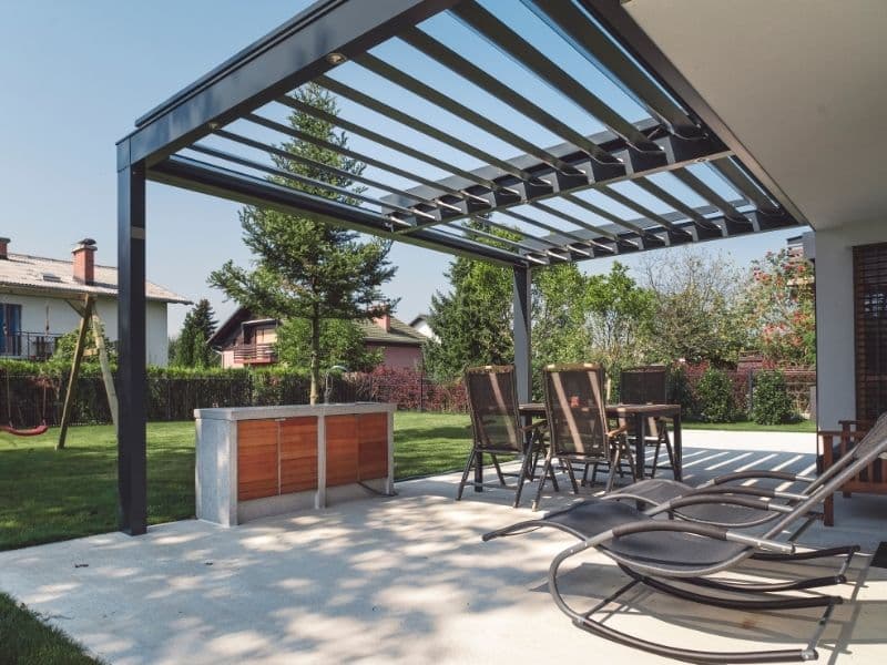 Pergola moderna pentru terasa casei cu structura metalica