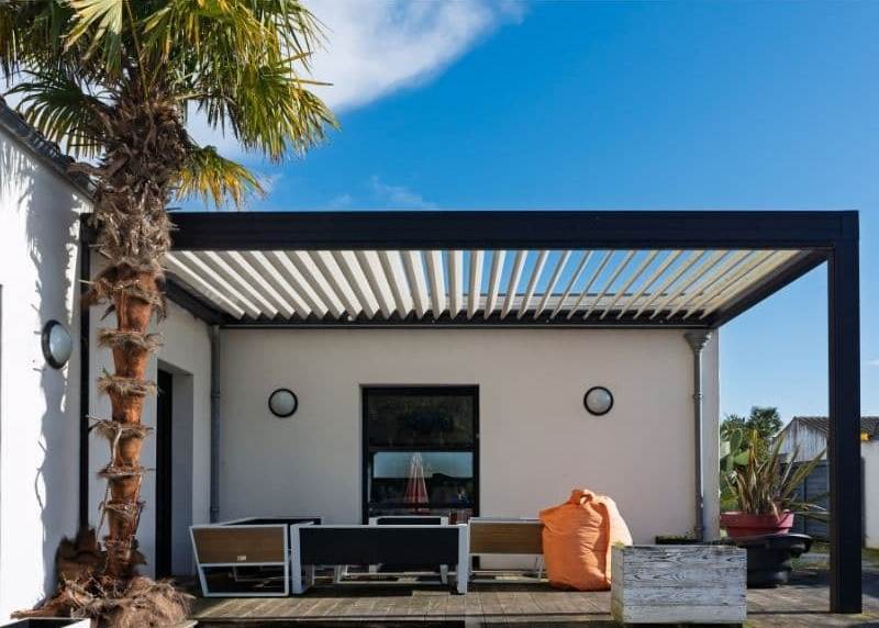 Pergola rezidentiala din metal pentru protectie si design exterior