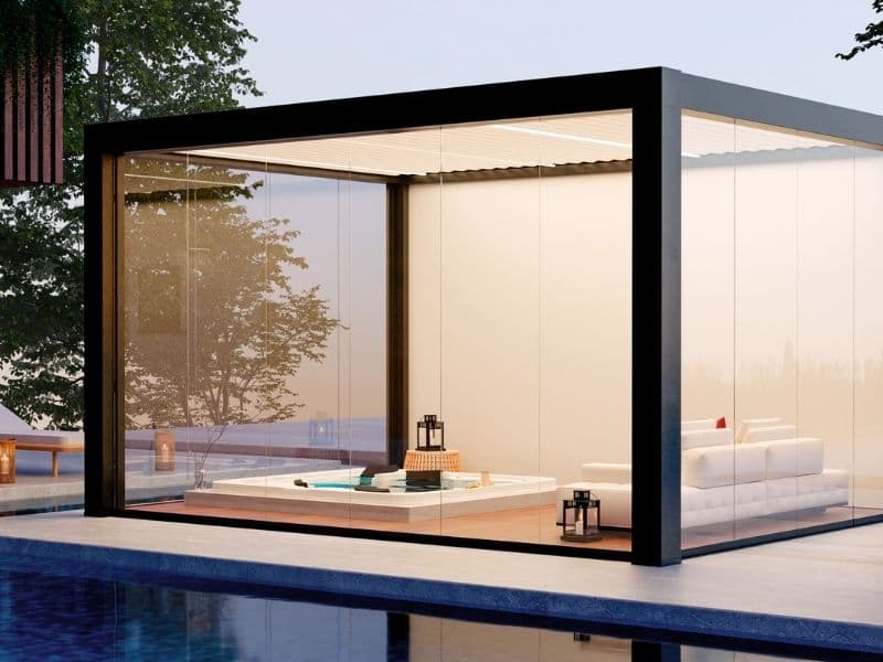 Pergola terasa din aluminiu in curtea unei case rezidentiale