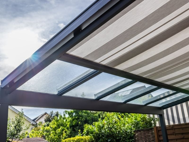 Pergola terasa retractabila in curtea unei case rezidentiale