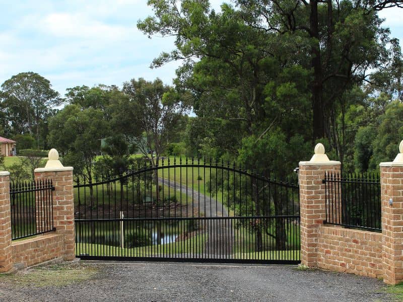 Poarta metalica clasica pentru intrare auto si pietonal