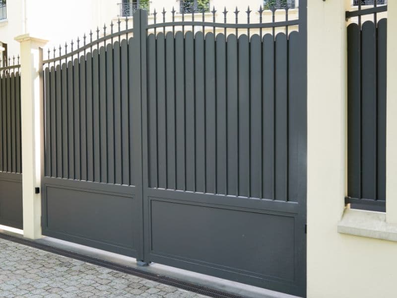 Poarta metalica moderna cu linii simple