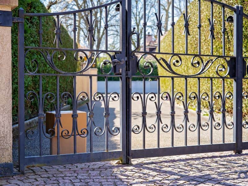 Poarta metalica pentru casa cu design elegant