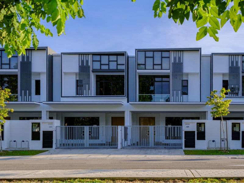 Poarta metalica pentru locuinta cu design contemporan