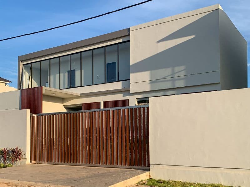 Poarta metalica rezidentiala cu finisaj modern