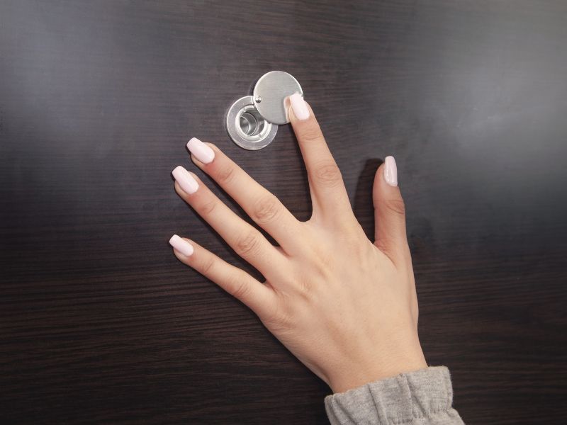 Vizor usa deschis manual de catre o femeie