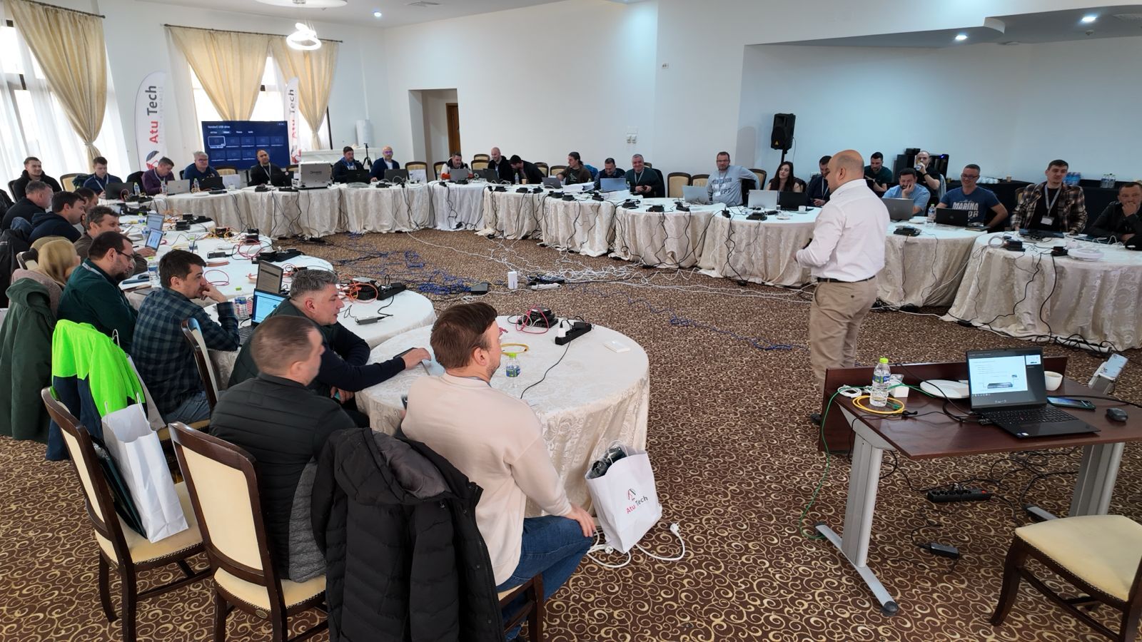 Participanti la workshop-ul de certificare TP-Link Omada OCNA organizat de ATU TECH la Bucuresti