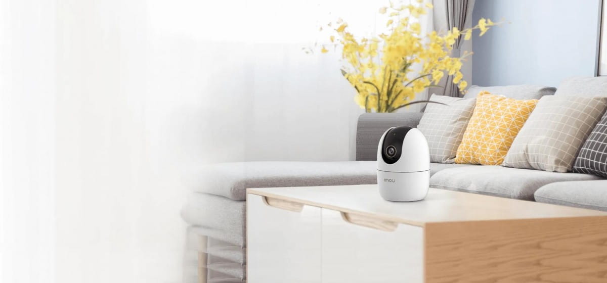 Imagine IPC-K2EP-5H2W camera supraveghere Imou alba, masa din lemn, canapea bej, flori galbene