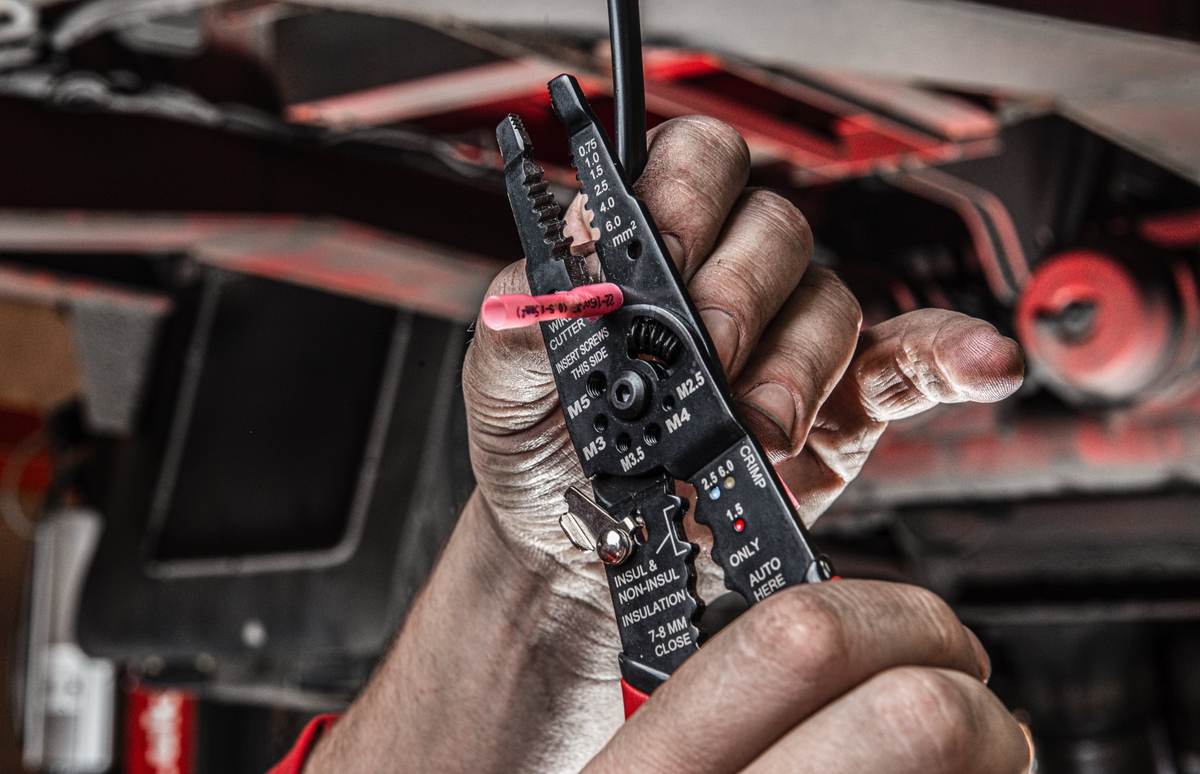 cleste multifunctional dezizolare si sertizare Milwaukee