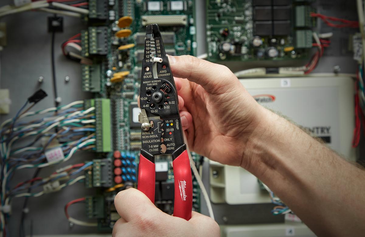 cleste multifunctional dezizolare si sertizare Milwaukee