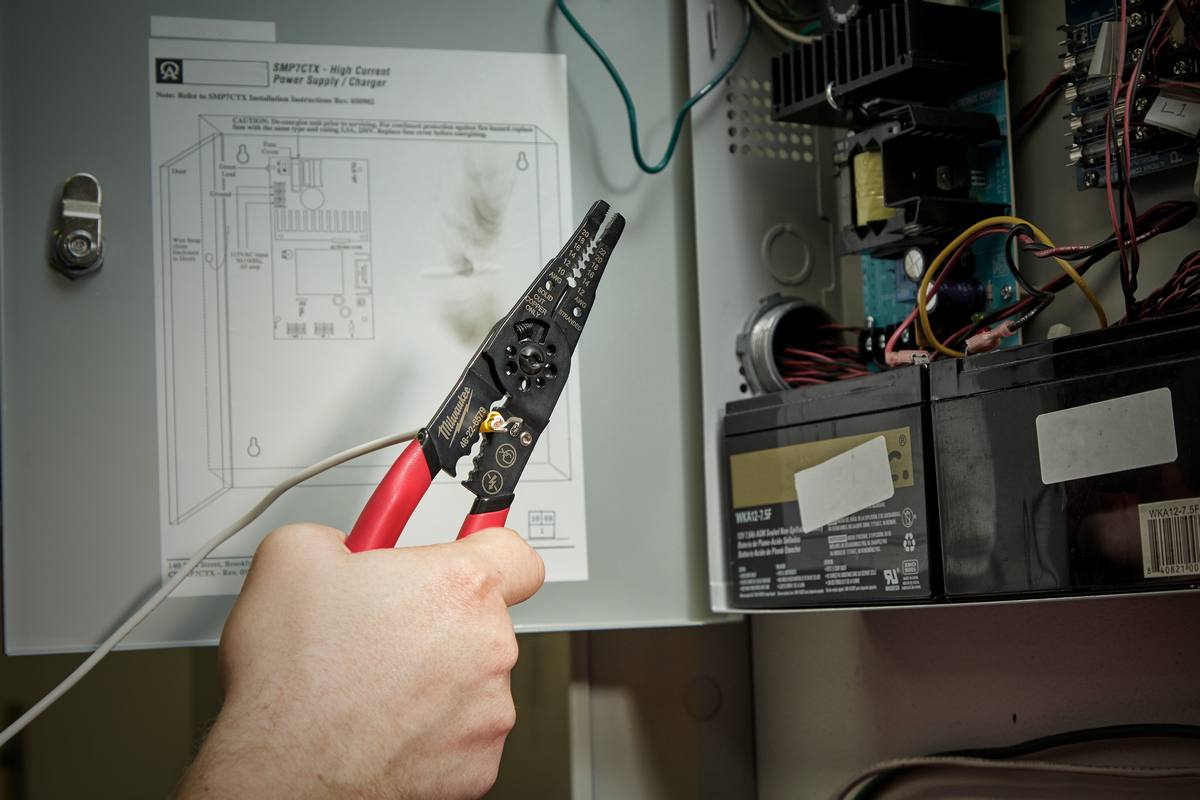 cleste multifunctional dezizolare si sertizare Milwaukee