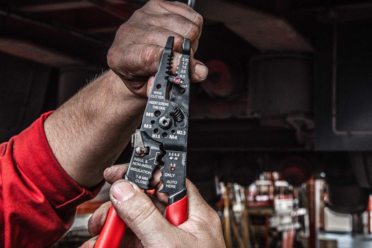 cleste multifunctional dezizolare si sertizare Milwaukee