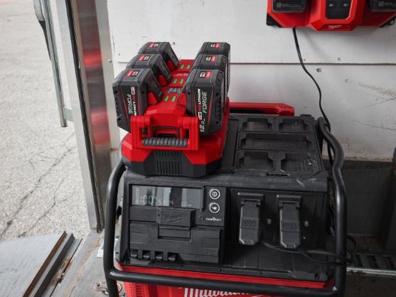 Incarcator rapid Milwaukee M18 MPC6, 6 porturi, 6A si 2.6A, sistem depozitare Packout, 4932498551