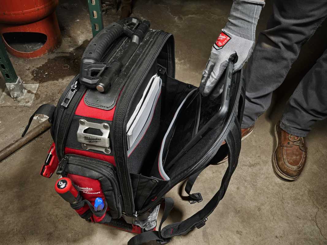 Rucsac Milwaukee, material balistic 1680D si 1800D, 42 buzunare, capacitate 22.7kg, curele captusite, baza turnata Packout, 4932498633