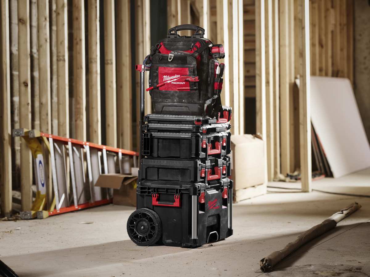 Rucsac Milwaukee, material balistic 1680D si 1800D, 42 buzunare, capacitate 22.7kg, curele captusite, baza turnata Packout, 4932498633