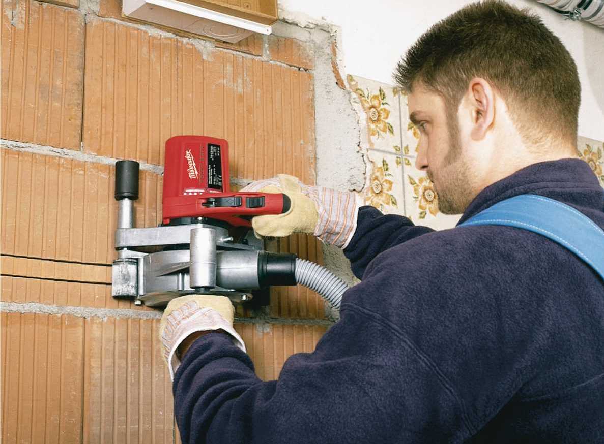 masina frezat 1900W Milwaukee