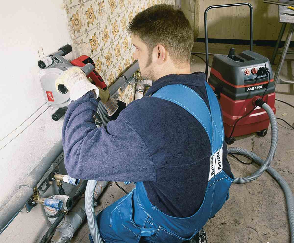 masin afrezat Milwaukee cu racord de extractie praf