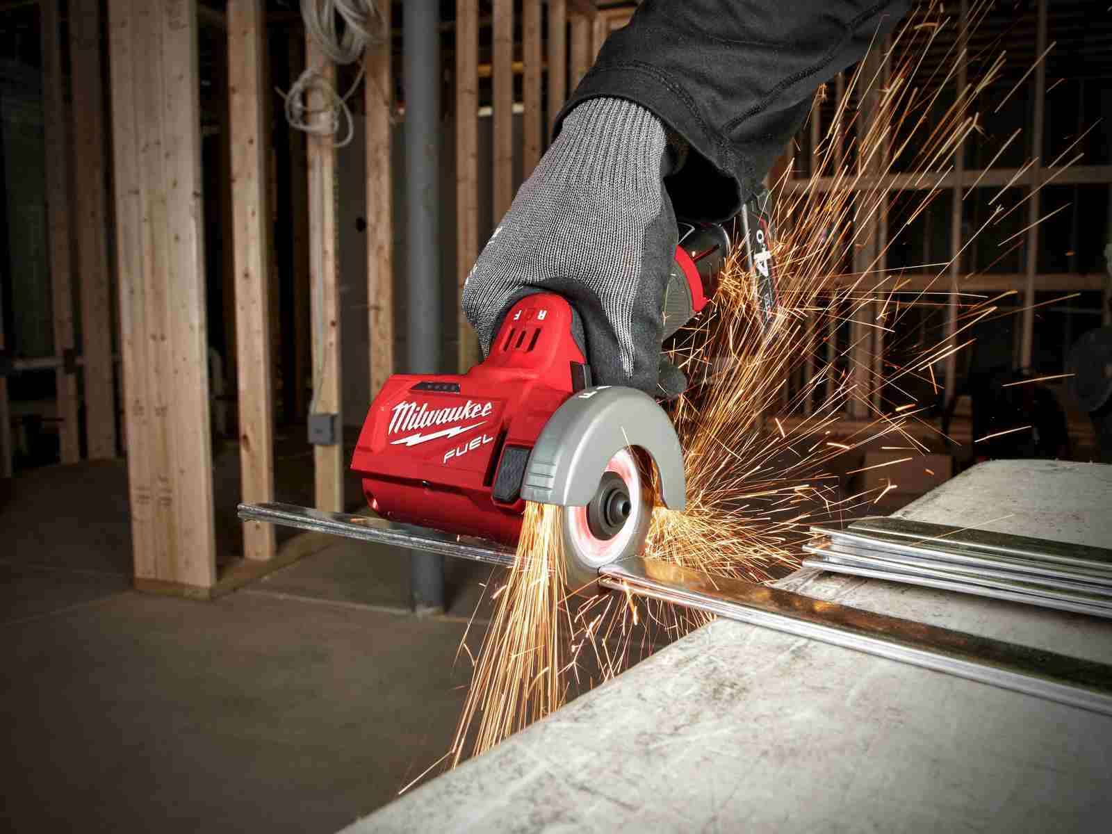 masina debitat materiale Milwaukee