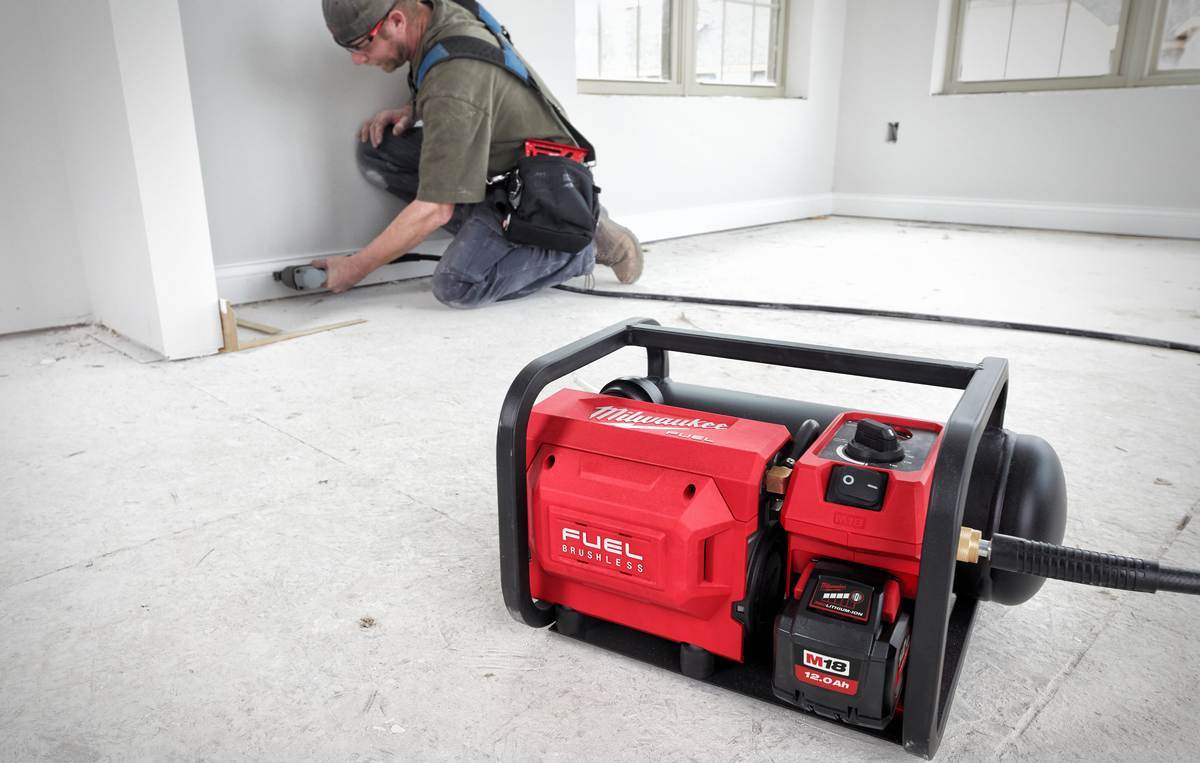 compresor Milwaukee cu acumulator M18