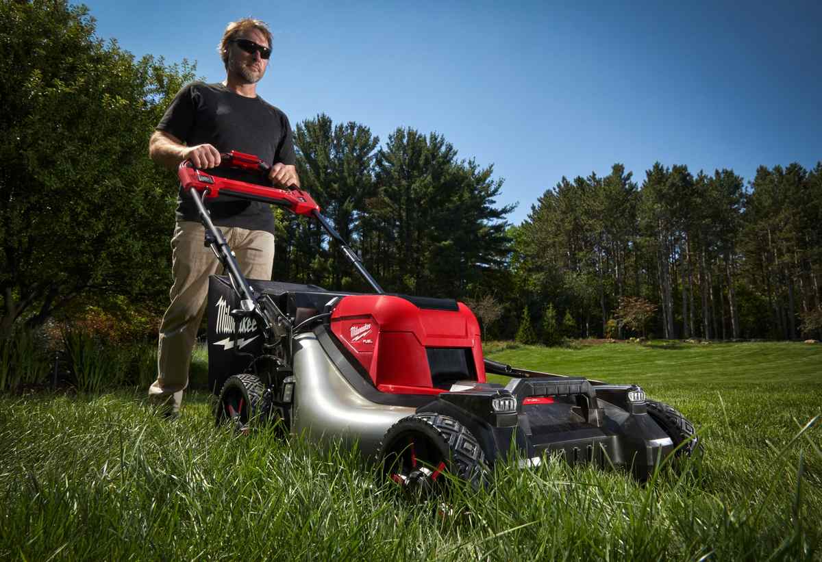 masina tuns iarba Milwaukee, acumulator M18