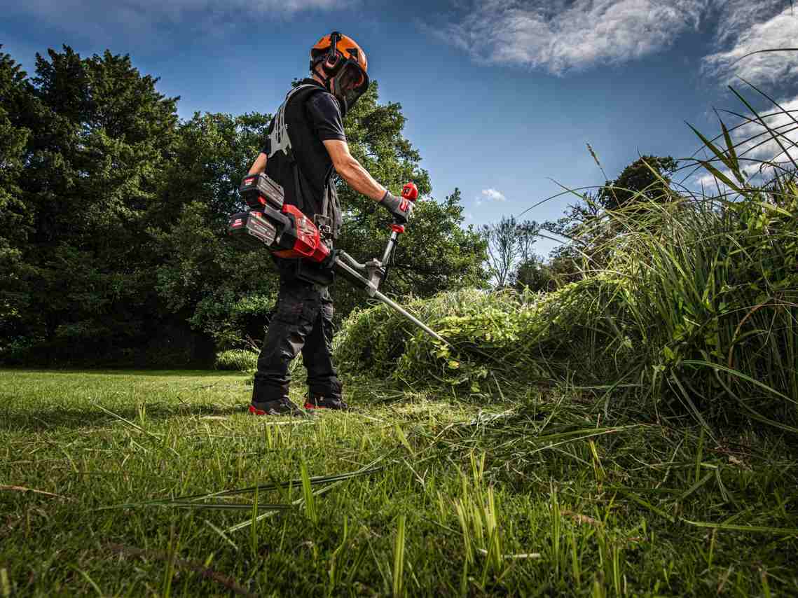 Motocoasa Milwaukee 4933480860 cu 2 acumulatori si incarcator