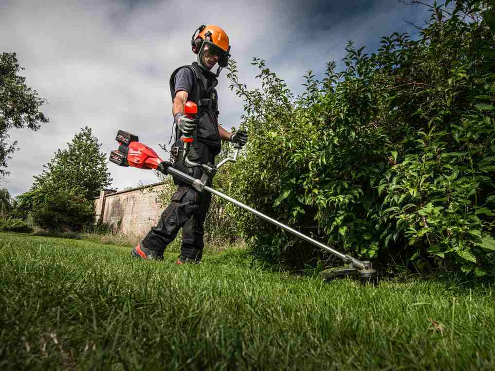 Motocoasa Milwaukee 4933480860 cu 2 acumulatori si incarcator