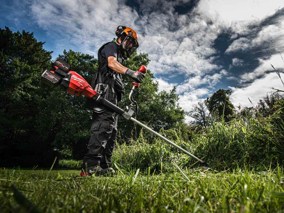 Motocoasa Milwaukee 4933480860 cu 2 acumulatori si incarcator