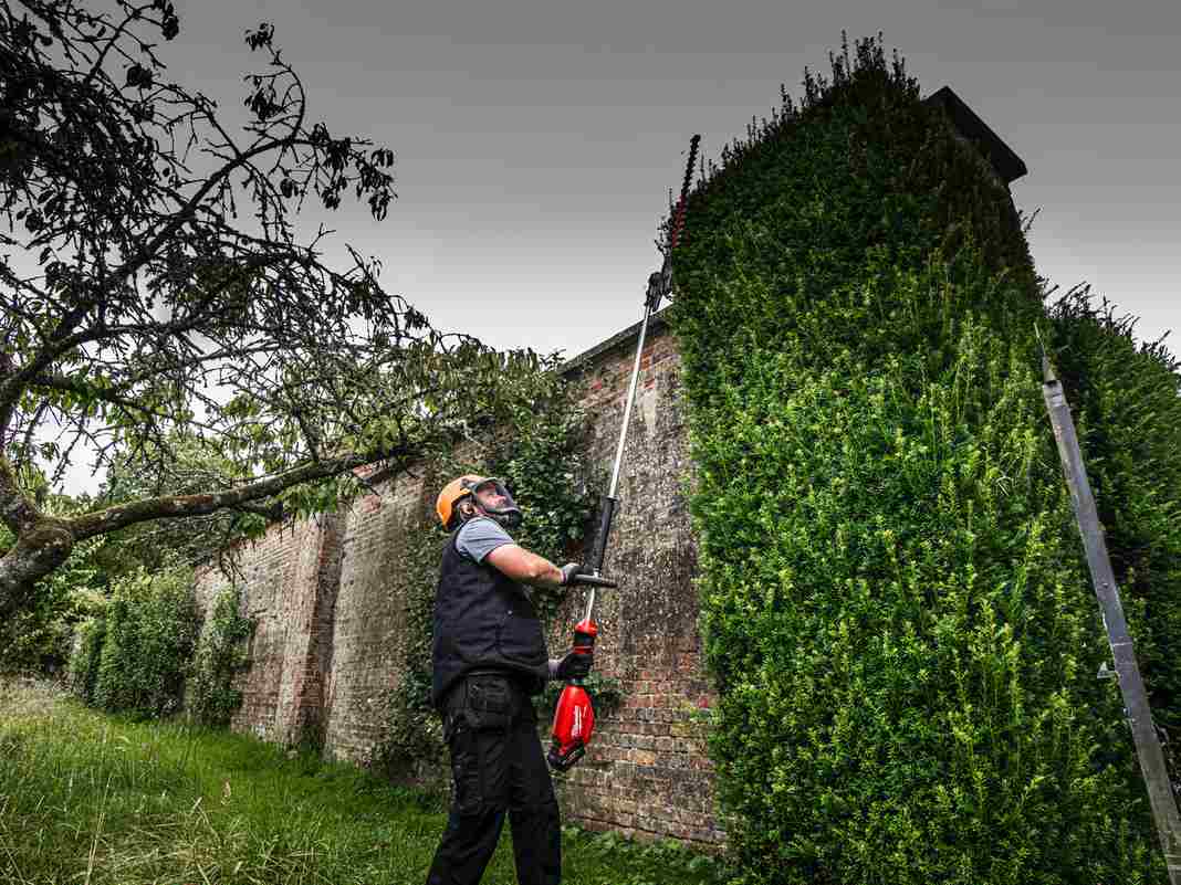 Trimmer pentru gard viu cu tija extinsa Milwaukee M18 Fuel FHETE27-0, 267cm, 13 pozitii de operare, 4933492910