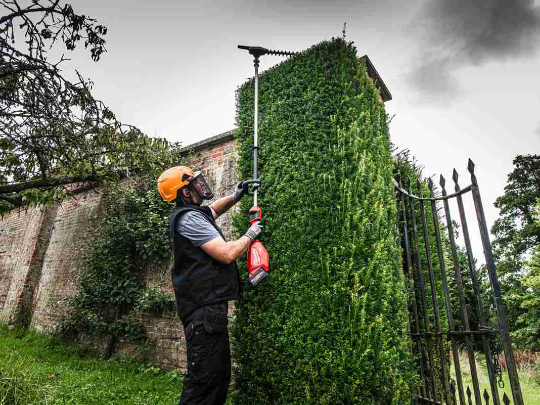 Trimmer pentru gard viu cu tija extinsa Milwaukee M18 Fuel FHETE27-0, 267cm, 13 pozitii de operare, 4933492910