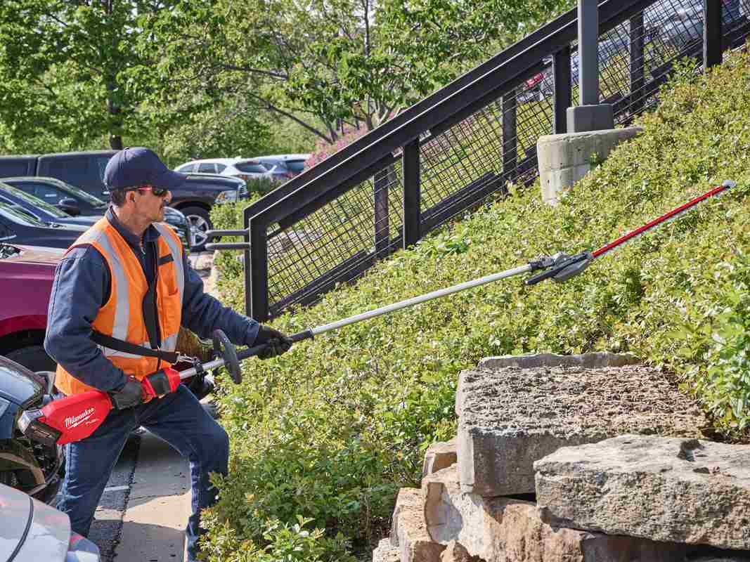 Trimmer pentru gard viu cu tija extinsa Milwaukee M18 Fuel FHETE27-0, 267cm, 13 pozitii de operare, 4933492910