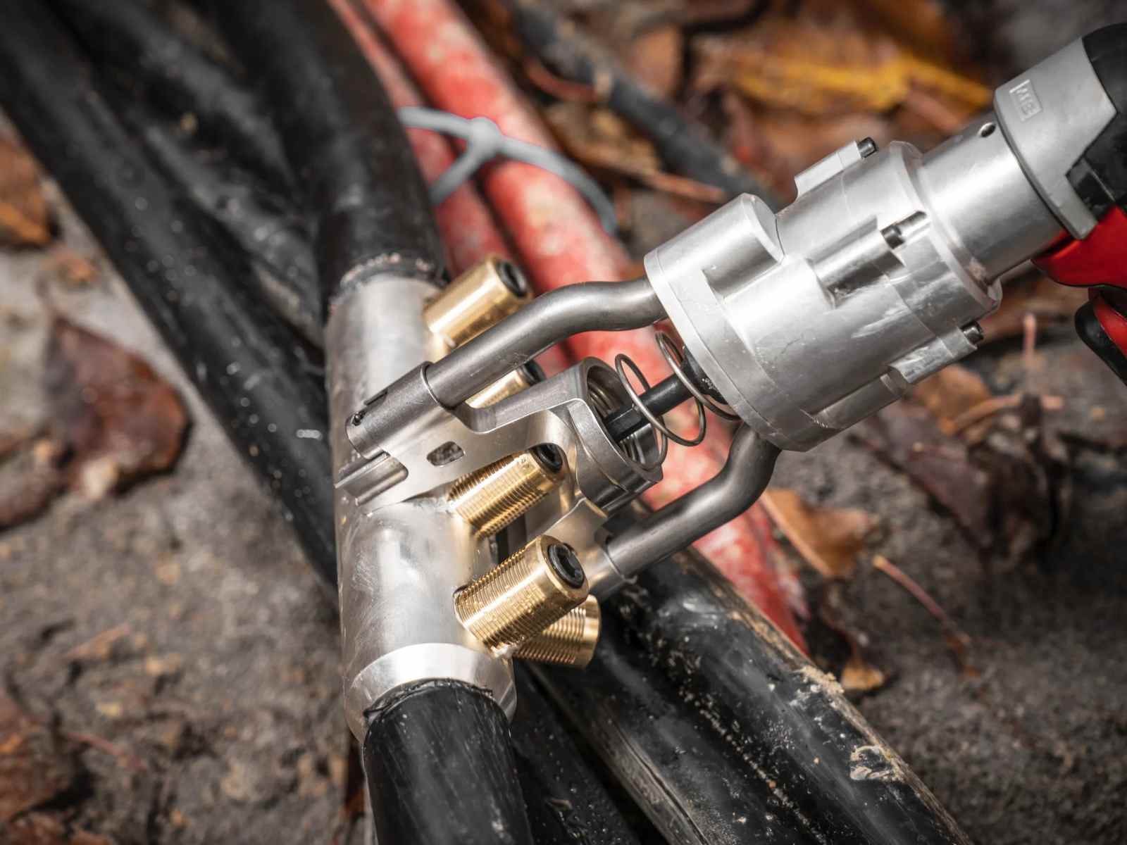 Scula pentru instalarea conectorilor electrici Milwaukee M18 BSBT-202X, 100Nm, 60RPM, acumulatori, incarcator, cutie, 4933493289
