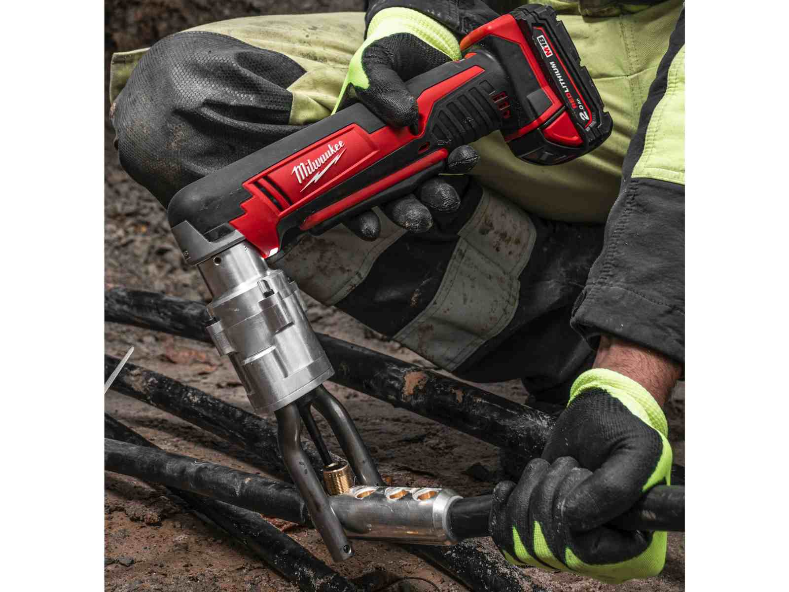 Scula pentru instalarea conectorilor electrici Milwaukee M18 BSBT-202X, 100Nm, 60RPM, acumulatori, incarcator, cutie, 4933493289