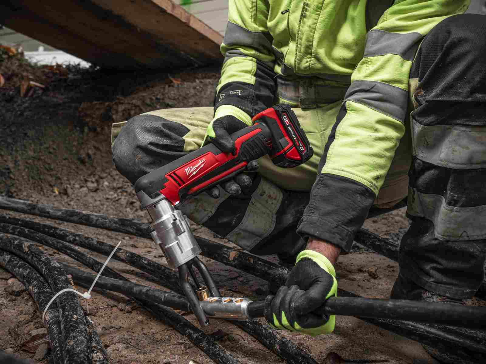 Scula pentru instalarea conectorilor electrici Milwaukee M18 BSBT-202X, 100Nm, 60RPM, acumulatori, incarcator, cutie, 4933493289
